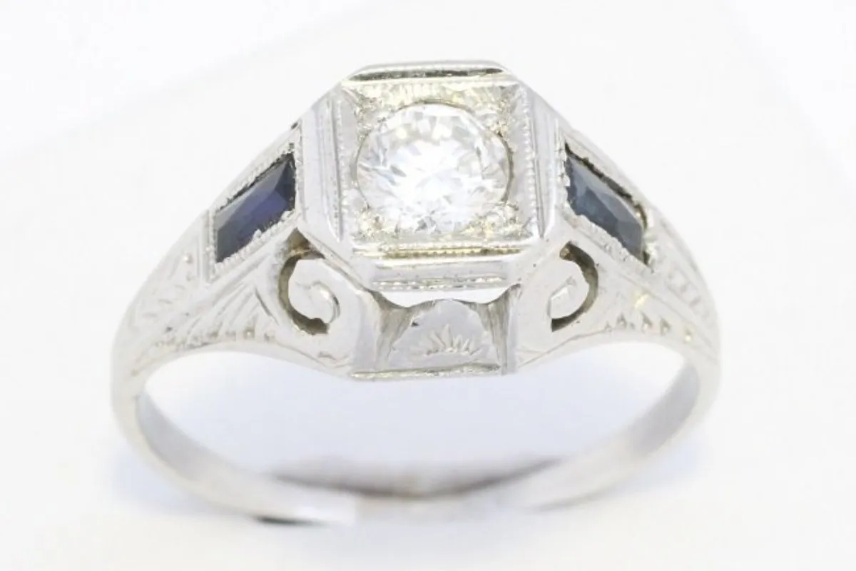 Vintage Art Deco ring with diamond and sapphire in 18 carat gold