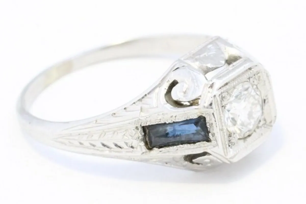 Vintage Art Deco ring with diamond and sapphire in 18 carat gold