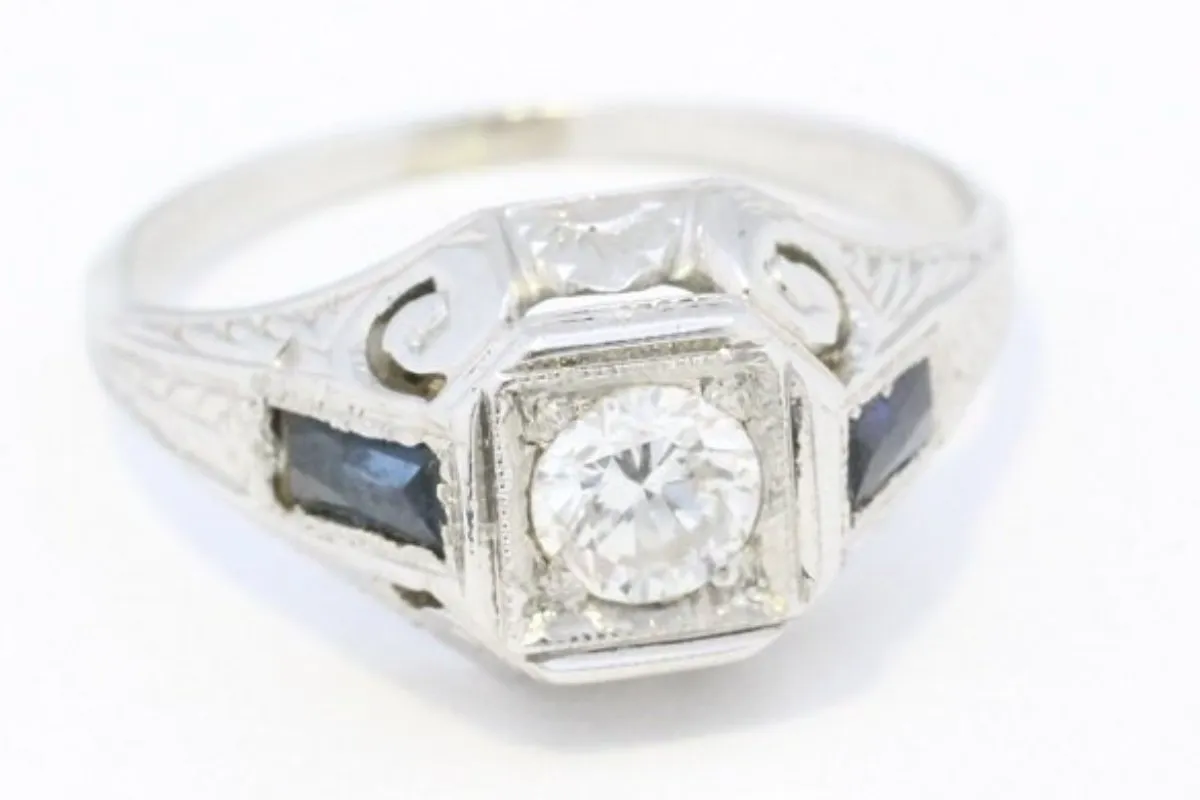 Vintage Art Deco ring with diamond and sapphire in 18 carat gold